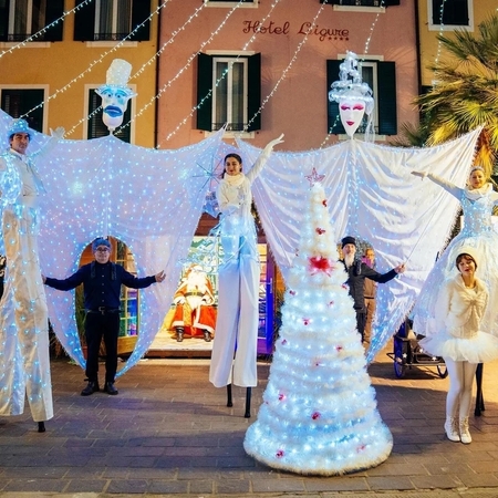 Magica sfilata di trampolieri e performer